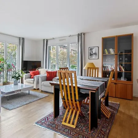 Character Flat With Terrace Close To Eiffel Tower In - Welkeys